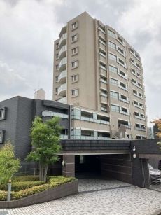 2沿線3駅利用可能な立地に建つ、清水建設施工のマンション。周辺施設が整った利便性の良い住環境です。