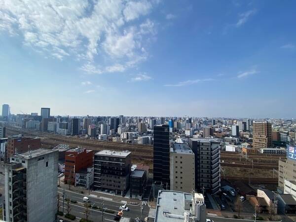 19階建17階部分、バルコニーからの眺望です。晴れた日には気持ちのよい青空を楽しめそうです。