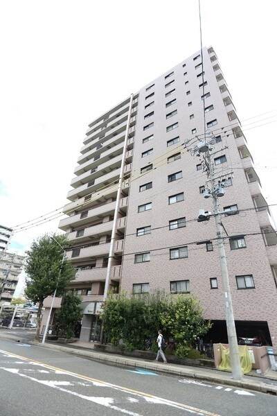 名鉄名古屋本線「山王」駅まで徒歩10分の立地。2011年に外壁塗装、屋上防水工事が実施されています。