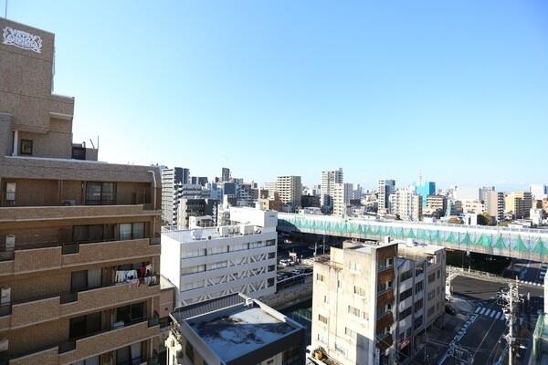 10階部分からの眺望です。バルコニーからは遠くが見渡せ、名古屋駅のビル群が望めます(天候による)。