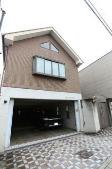 木造・鉄筋コンクリート造の3階建住宅。車庫にシャッター、玄関には門扉があり防犯性を高めています。