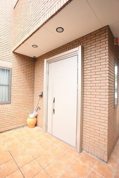 玄関は2階部分にございます。玄関扉には、セキュリティ性の高い指紋認証式が採用されています。