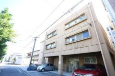 鉄筋コンクリート造、総戸数6戸の地上3階建マンション。周囲は静かな環境のため、のびのびと暮らせます。