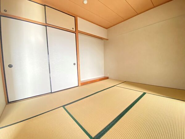 床の間と押入れが備わった約6帖の和室。約6.5帖の洋室と引き戸で繋がり、フレキシブルに利用できます。