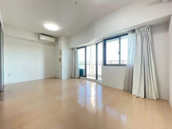 15階建て14階部分、南東向きバルコニーに面し、眺望・陽当たり良好。心地良い光と風が舞い込みます。