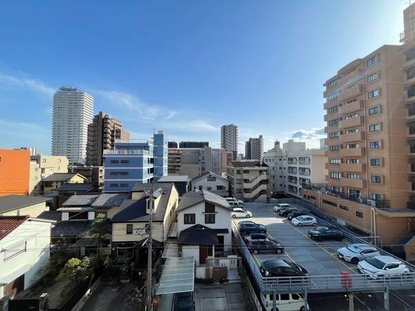 高い建物が近接していないため、陽当り・眺望良好です。晴れた日には気持ちの良い青空が広がります。