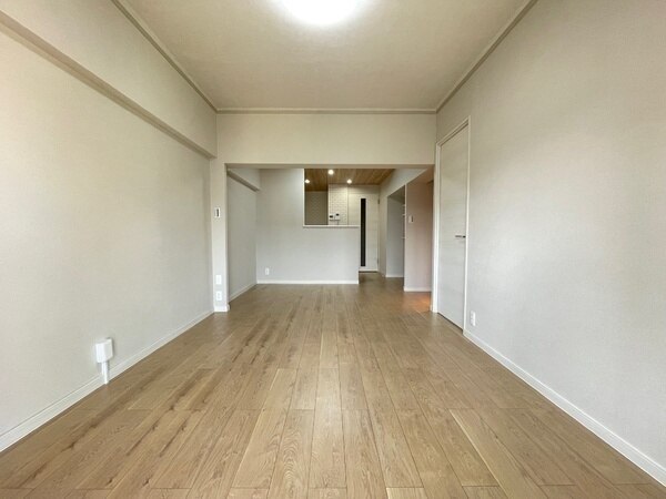 LDを一直線に見渡せる対面式カウンターキッチン。室内は柔らかなカラーでまとめられています。