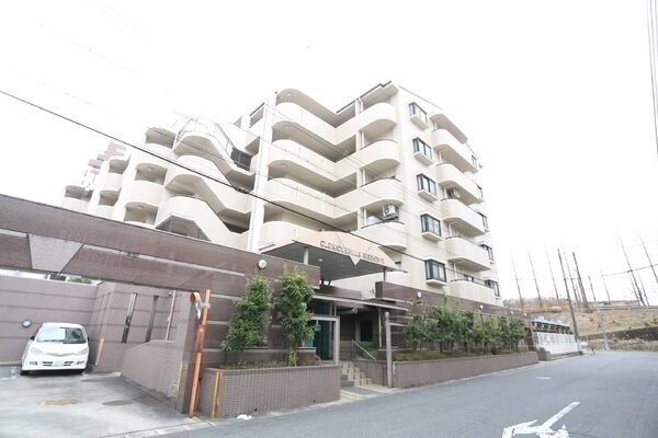 名鉄豊田線「日進」駅徒歩3分。矢作建設工業施工、1997年1月築のRC造のマンションです。