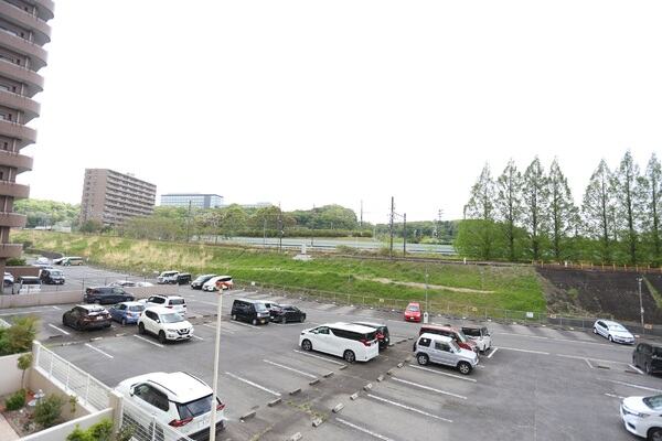 敷地内平面駐車場の様子です。現況空き無しですが、空き状況は変動しますので随時お問い合わせください。