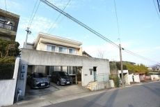 木・鉄筋コンクリート造2階建+地下1階建のゆとりある邸宅。駐車スペースは2台分有り(車種による)。