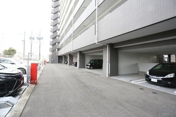 敷地内に駐車場が設けられています(サイズ制限有り)。出入り口にはリングシャッターが設置されています。