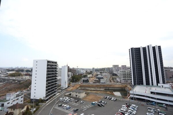 11階部分につき眺望良好。小学校や公園、スーパーが徒歩圏内に揃う、子育て世帯にも嬉しい住環境です。