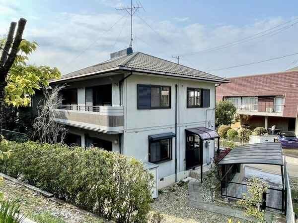 幅員約4.5m公道に接道、間口は広々約13.3m。低層住居専用地域内の閑静な住宅地に位置しています。