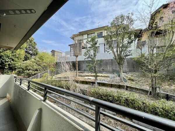 2部屋に跨った南向きバルコニー。自然を身近に感じられる穏やかな景色が広がり、開放的なおうち時間に。