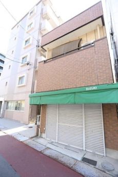 地下鉄東山線「千種」駅徒歩3分など、3線3駅が徒歩5分圏内で利用できる好立地。鉄骨造・3階建住宅。