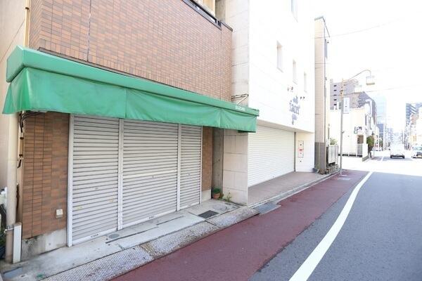 通風良好な、二方接道(西・東)の土地。どちらからも出入り可能です。西側前面道路は幅員約9.3mです。