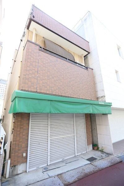 1階にはシャッターの備わった店舗部分(約8.7帖)がございます。別途改装すると多用途に活用できます。