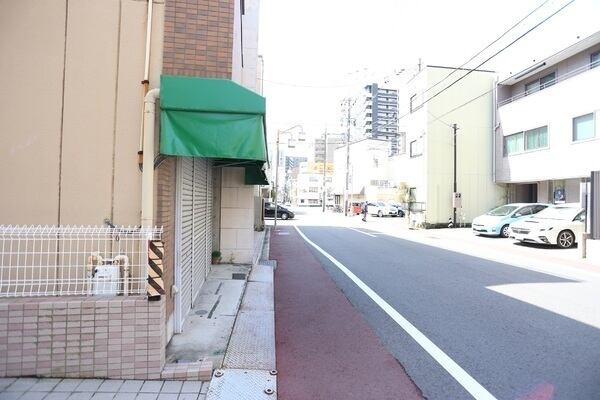 住まいの中央に吹抜けがあり、下階へ自然光が注ぎます。1・2階の各和洋室や廊下など、豊富な収納あり。