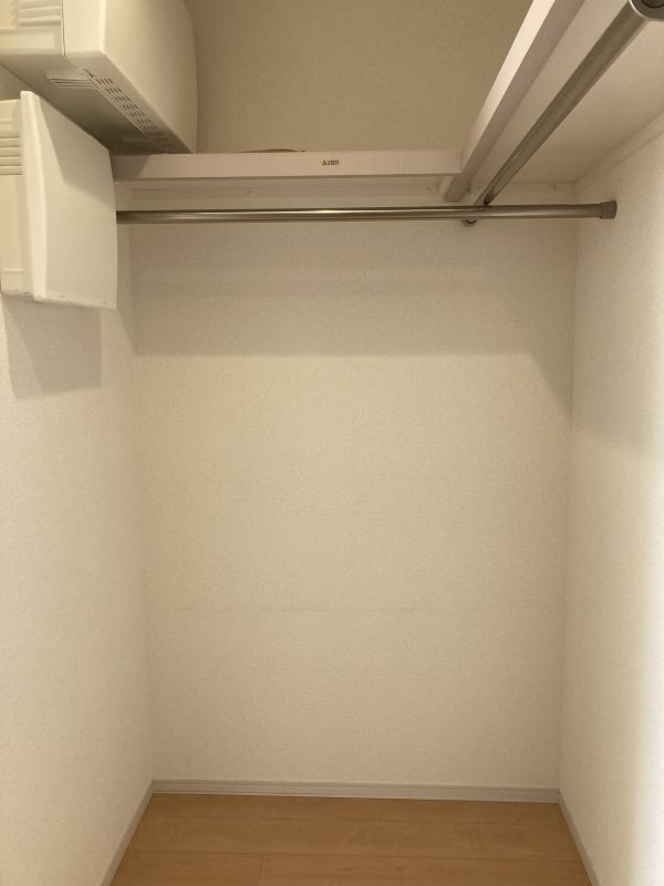 ウォークインクローゼット内部 写真撮影日：5/1/25, 12:00 AM