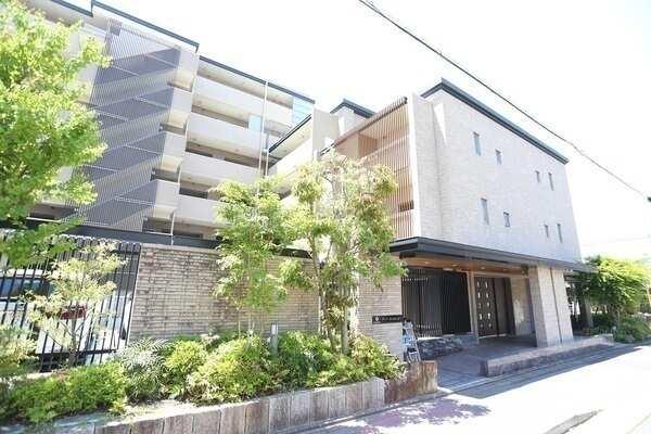 地下鉄東山線「池下」駅まで徒歩7分。三菱地所レジデンス他分譲の「ザ・パークハウス」シリーズです。
