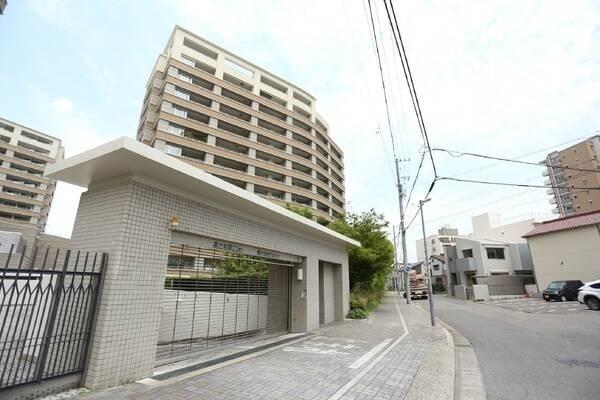 駐車場は防犯性の高いシャッターゲート付き。使用料や駐車可能なお車のサイズ等は、お問い合わせください。