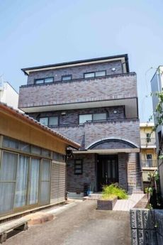 敷地面積ゆとりある119坪超。鉄骨造スレート葺の3階建。大家族にもおすすめの2世帯住宅です。
