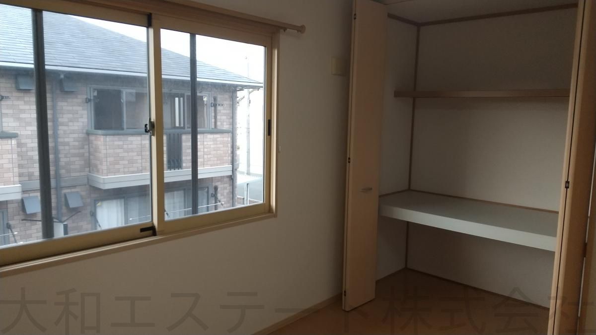 西側洋室　収納