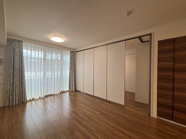 可動間仕切りを閉めると洋室としてもリビングダイニングと洋室に分けて利用できます。
