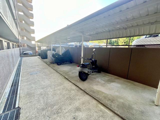 駐車場(共用設備)  写真撮影日：2025-09-01