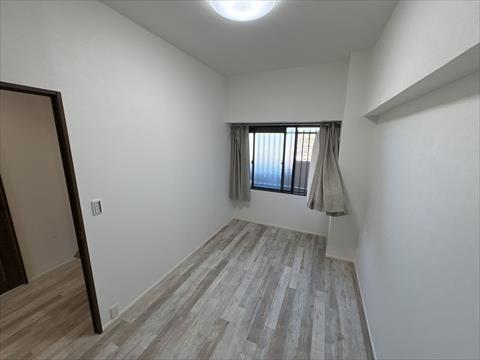 北東側洋室約５帖