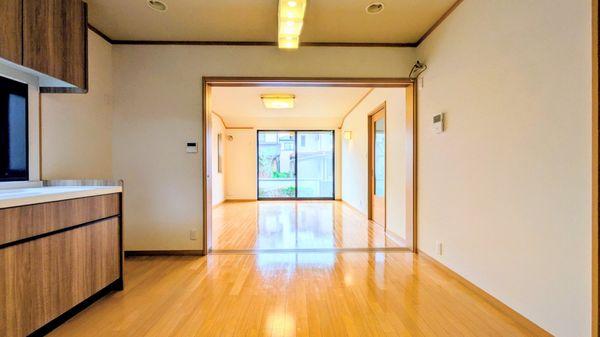 ダイニングキッチンからリビングを撮影