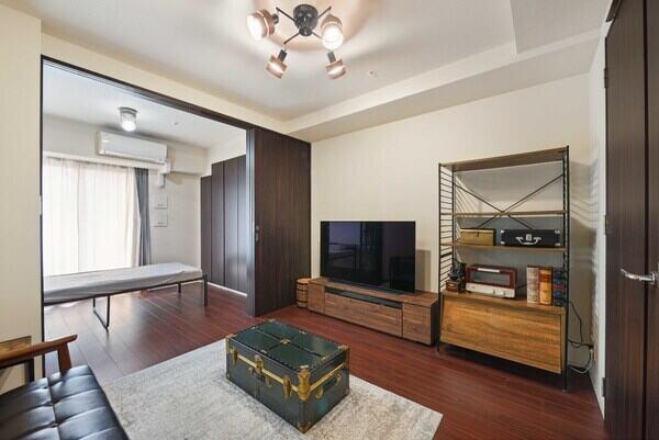 間仕切りを開けると10.9帖のリビングダイニング若しくは洋室としても利用可能です。