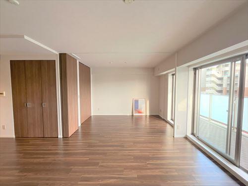 南側洋室　約５．６帖