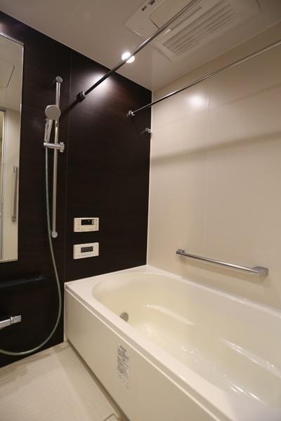 1418サイズの浴室。ミストサウナ、浴室乾燥機、オートバス、追い焚き機能が備わり快適に使用できます。