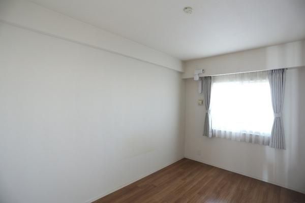 約7帖の洋室は、北側に腰高窓が配されています。各洋室に収納が備わり、荷物をすっきりと収納できます。