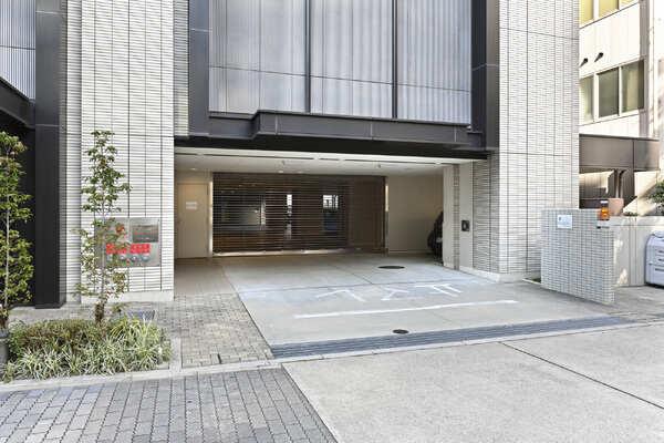 駐車場入り口にシャッターゲートあり