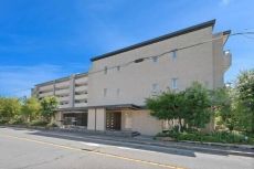 地上6階建の最上階・南東角住戸です。全居室がバルコニーに面し、開放的で心地よい住空間です。