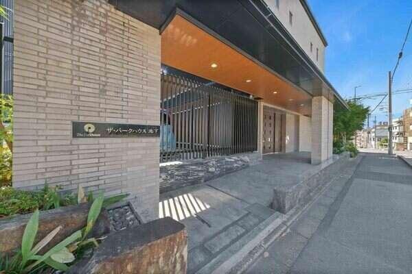 2015年1月築、三菱地所レジデンス他1社分譲。太陽光発電高圧一括受電システムが採用されています。