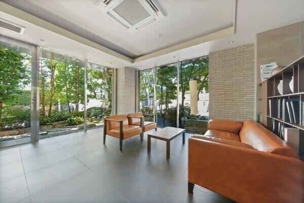 緑豊かな植栽を望む開放的なロビーです。共用部には、万が一の際にも心強い防災倉庫がございます。