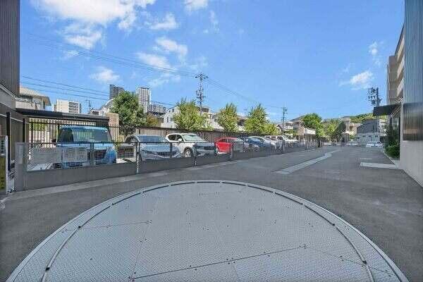 機械式駐車場は、複数台空きがございます(サイズ制限有)。電気自動車(EV)使用充電器付きです。