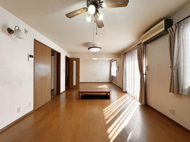 リビング  写真撮影日：2025-12-18