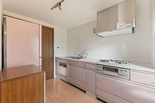 優しい色合いの壁付けタイプのキッチンです。収納は引出し式のため、奥のものも取り出しやすいです。