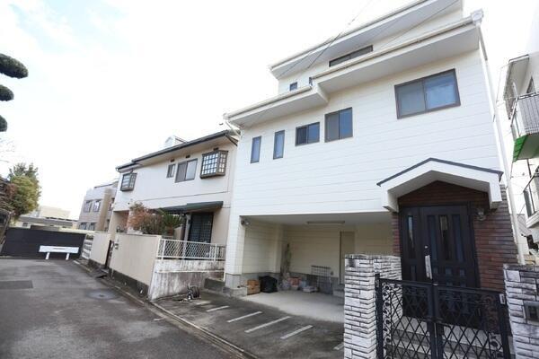 地下鉄東山線「池下」駅徒歩10分、地下鉄桜通線「吹上」駅徒歩17分。鉄骨造3階建の住まいです。