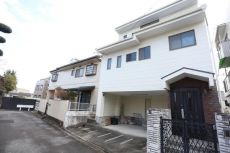 地下鉄東山線「池下」駅徒歩10分、地下鉄桜通線「吹上」駅徒歩17分。鉄骨造3階建の住まいです。