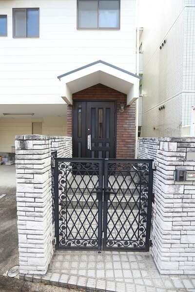 ゆったりとした玄関アプローチ。防犯面に配慮されたＴＶモニタ付きインターホンが設置されています。