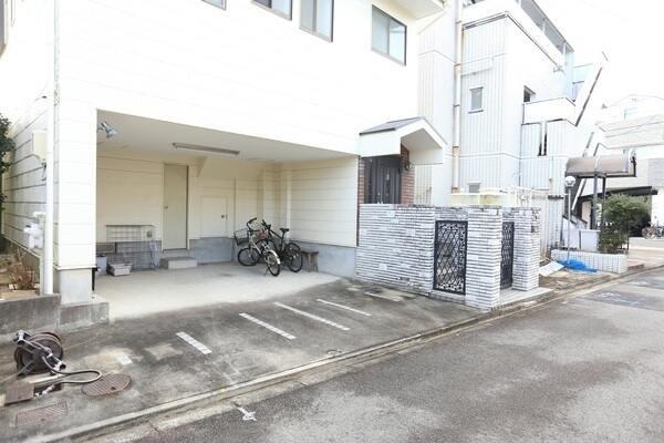 2台駐車可能です(車種制限有り)。ご夫婦それぞれのお車や、来客用の駐車場としても重宝します。