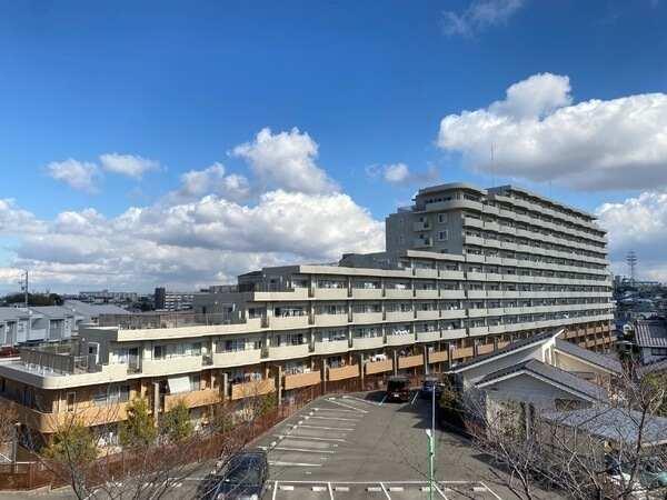 12階建5階部分に位置する南東向き角住戸です。通風良好な3面バルコニー付き。収納も豊富です。