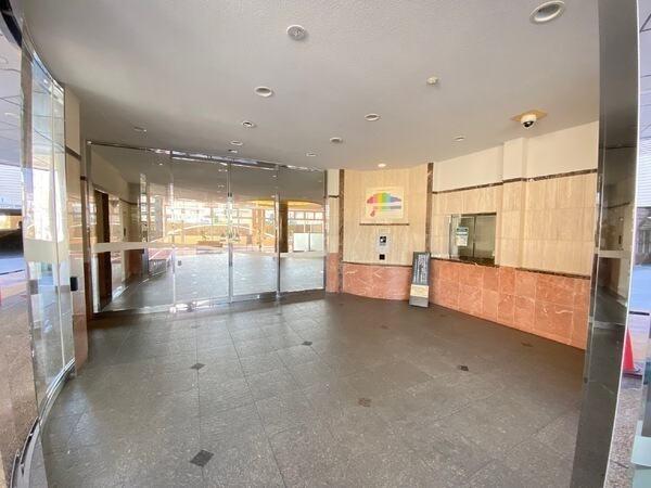 モニタ付きインターホン、オートロックが採用されています。防犯面に配慮されているマンションです。