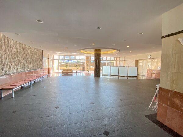 広々としており、開放感のある空間です。ソファが配されているため、待ち合わせなどに利用できます。