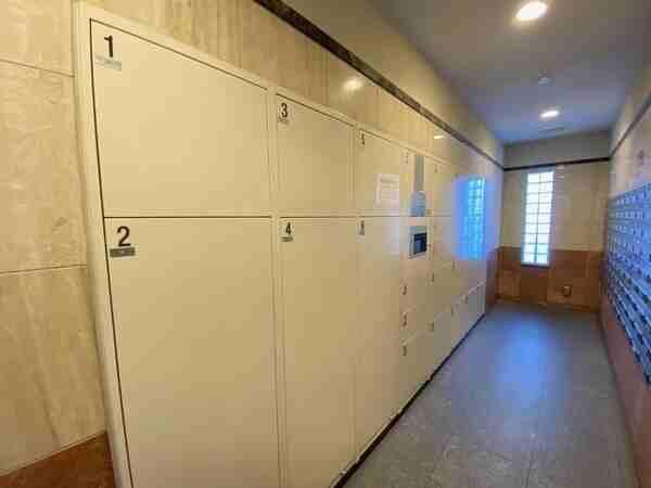 荷物の受け取りに便利な宅配ボックスが備わっています。再配達依頼の手間が省け、気軽に外出できます。